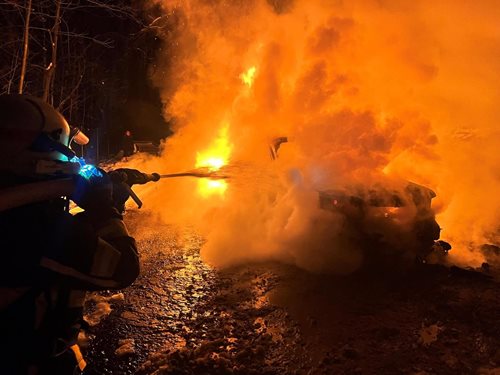 Požár osobního automobilu způsobil technický problém a zaměstnal hasiče