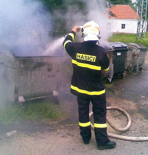 Žhavý popel nepatří na kompost, ale do nehořlavé nádoby