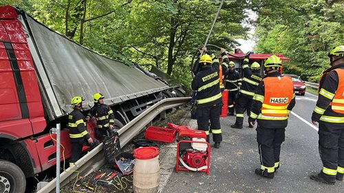 Nákladní auto se pšenicí skončilo v příkopu, hasiči zabránili úniku nafty