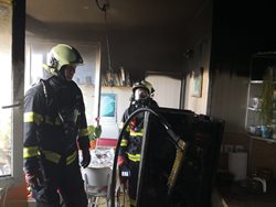 Stotisícová škoda po požáru bytu panelového domu v Českých Budějovicích
