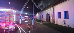 Půlnoční požár rodinného domu zaměstnal jedenáct jednotek