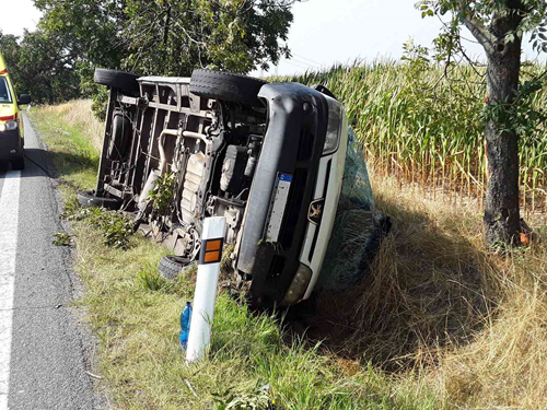 Havaroval řidič s dodávkou, skončil v péči zdravotníků