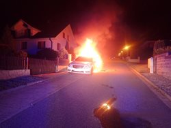 V noci hořel v Uherském Brodě osobní automobil