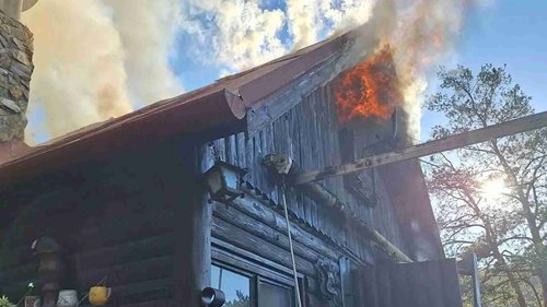 Chata byla celá v plamenech. Hasiči museli pěšky, zastavili i železniční provoz