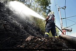 Požár trávy u obce Stračí okres Litoměřice