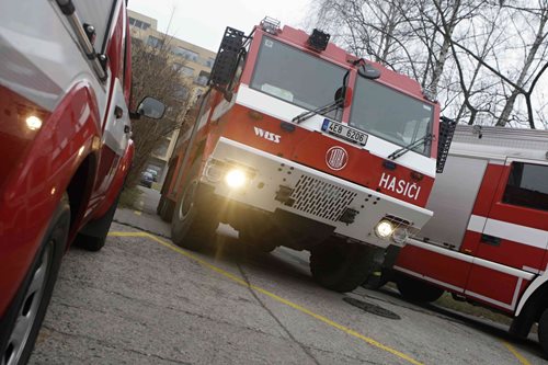 Podezření na únik plynu ve škole, záchranáři ošetřili desítky lidí
