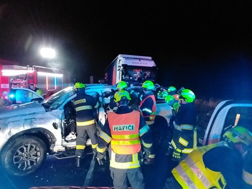 Vážné následky střetu osobního a nákladního auta. Pět zraněných skončilo v péči záchranářů