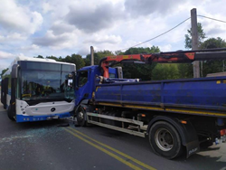 Srážka autobusu s nákladním automobilem