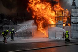 Při požáru haly v Novém Městě nad Metují byla zraněna jedna osoba