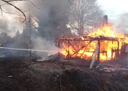 Požár zcela zničil chatu v Luhově