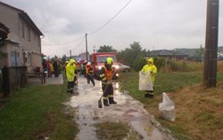 Silný déšť zkomplikoval likvidaci uniklého oleje.Podvečerní zásah tří jednotek hasičů v obci Jankovice na Kroměřížsku.  