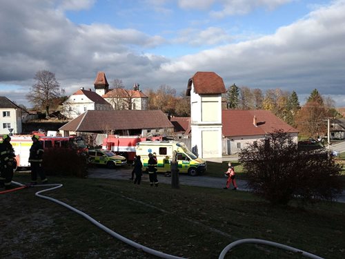 Výbuch tlakové láhve zranil obyvatele, hasiči zabránili dalšímu šíření ohně
