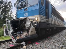 U Borohrádku se střetl vlak s osobním vozem