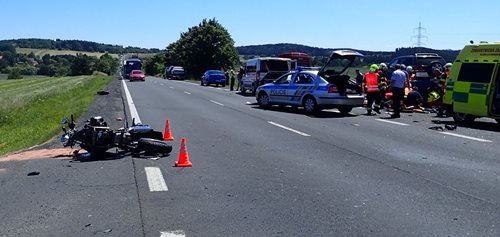 Střet s nákladním autem motorkář nepřežil Silnice na Prahu byla delší dobu kvůli nehodě zcela uzavřena  