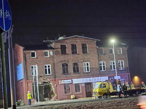 Do činžovního domu vjel odtahový vůz