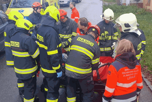 Chybějící informace zdržují zásahy: Záchranáři řešili složitý transport nadměrného pacienta