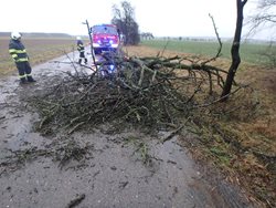 Silný vítr přidělal hasičům práci, zasahovali hlavně na Trutnovsku