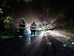 Hasiči celou noc odstraňovali následky silné bouřky
