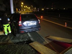 Noční jízdu automobilu v Otrokovicích ukončil sloup trolejového vedení