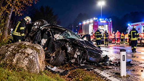 Tragická nehoda pěti mladých lidí. Tři nepřipoutaní cestující byli vymrštěni z auta