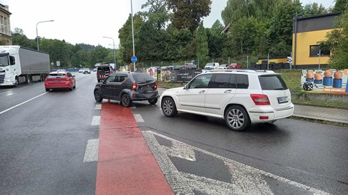 Podzimní deště přinášejí více nehod: Hasiči varují řidiče před riziky na silnicích