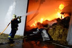 Požár skladu slámy na Ostravsku způsobil škodu za 1,5 milionu korun, bojovalo s ním 12 hasičských jednotek