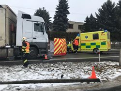 Při čelním střetu osobního a nákladního automobilu zemřela řidička 