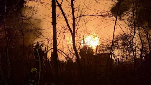 Noční požár proměnil rekreační chatu v trosky