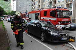 Požár bytu v neděli na Černém Mostě likvidovalo šest jednotek hasičů, proběhla evakuace celého domu