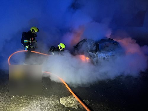 Noční požár vozidla ohrozil okolní auta