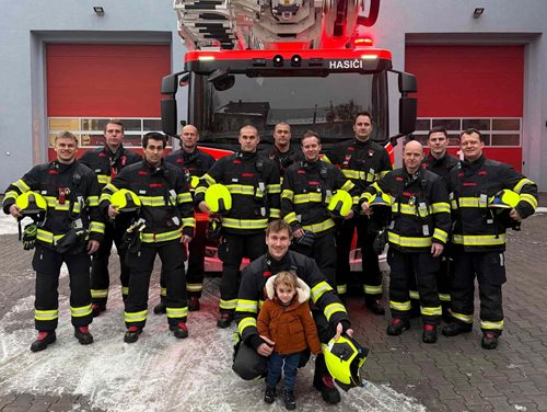 Hasiči a veřejnost spojili síly, aby malému Theovi dali šanci slyšet