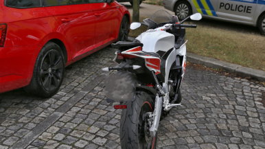 Služba nekončí odložením uniformy. Policista pomohl dopadnout zloděje motocyklu