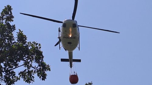 Požár lesa zasáhl rozsáhlou plochu. Hasiči museli do těžkého terénu pěšky, pomáhal vrtulník