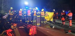 Při nehodě tří osobních aut zemřel jeden řidič