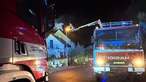 Požár sazí v komíně zaměstnal tři jednotky hasičů. Komín musel majitel nechat okamžitě zkontrolovat