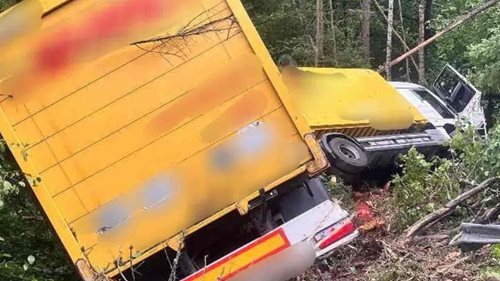 Kamion prorazil svodidla a zřítil se do rokle. Hasiči museli zasahovat pomocí žebříku