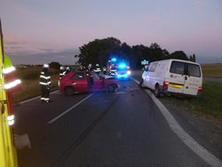 Tři lidé byli zraněni po střetu dvou aut u Černilova