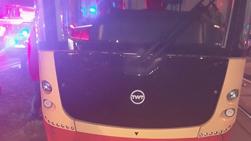 Chodec zůstal po střetu pod tramvají. Hasiči soupravu nadzvedli a během několika minut ho vyprostili