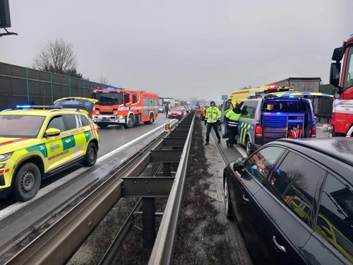 Ledovka ochromila dopravu a zaměstnala desítky záchranářů