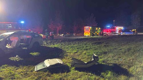 Dvě auta se srazila časně ráno. Zaklíněného muže vyprostili hasiči, do nemocnice letěl vrtulníkem