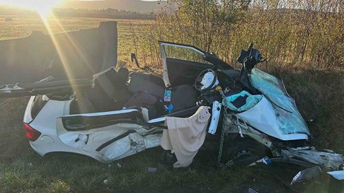 Z osobního auta zůstal vrak. Dvě ženy přežily vážnou dopravní nehodu