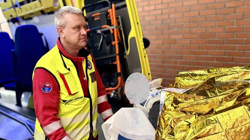 Vážný střet cyklisty s nákladním vozidlem. Pro zraněného letěl vrtulník