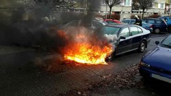Muž se snažil hořící auto uhasit sám a popálil se
