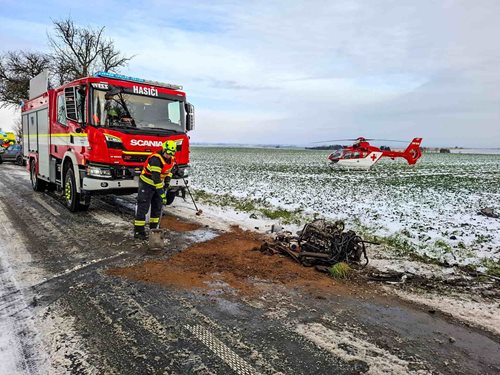 Náraz do stromu po smyku na kluzké silnici: Dvě osoby musel odvézt vrtulník