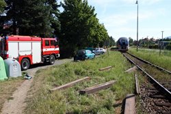 Střet automobilu s vlakem v Bystřici pod Hostýnem si vyžádal jeden lidský život. Ve vlaku cestovalo v době nehody asi 50 osob.