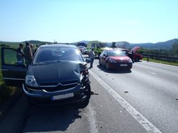 Dopravní nehoda pěti osobních aut na hodinu  uzavřela dálnici ve směru na Plzeň