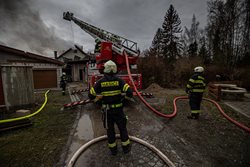 Plameny zasáhly podkroví a střechu rodinného domu v Náchodě