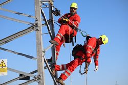 Hasiči-lezci zachraňovali zraněného ze stožáru. Cvičně