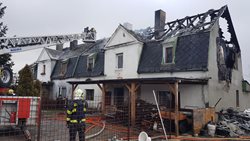 Hasiči likvidovali požár domu v Novém Boru na Českolipsku