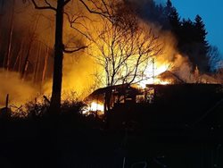 Večerní požár na Kutnohorsku zcela zničil dvě dřevěné chaty